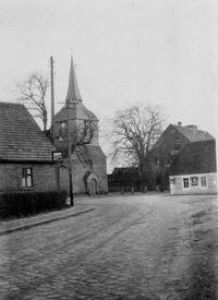 Blick von der Pf&ouml;rtener Str. auf den Markt/Kirche in Gr. Teuplitz