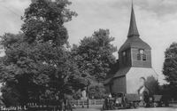 Kirche mit Kriegerdenkmal vor 1945